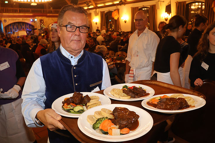 Obdachlosenweihnacht 2023 mit Unterst&uuml;tzung vieler Freiwilliger an Heiligabend im Hofbr&auml;uhaus M&uuml;nchen (&copy;Foto: Martin Schmitz)